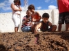 estudantes-preparam-canteiro-para-receber-semeadura-escola-crenildes-luiz-brandao-juazeiro-ba-03-06-2013